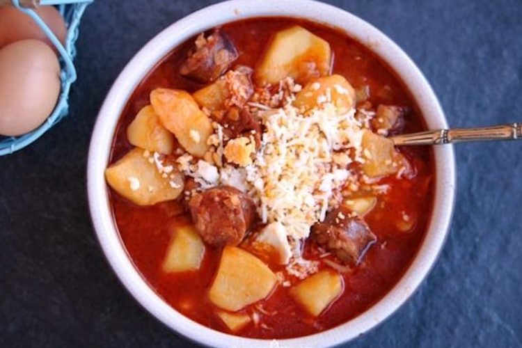 Patatas guisadas con chorizo y huevo duroPatatas guisadas con chorizo y huevo duro