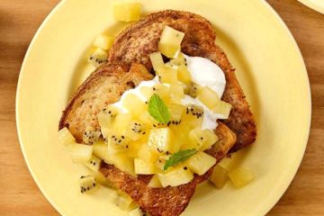 Tostada francesa con kiwi que empieza a madurar