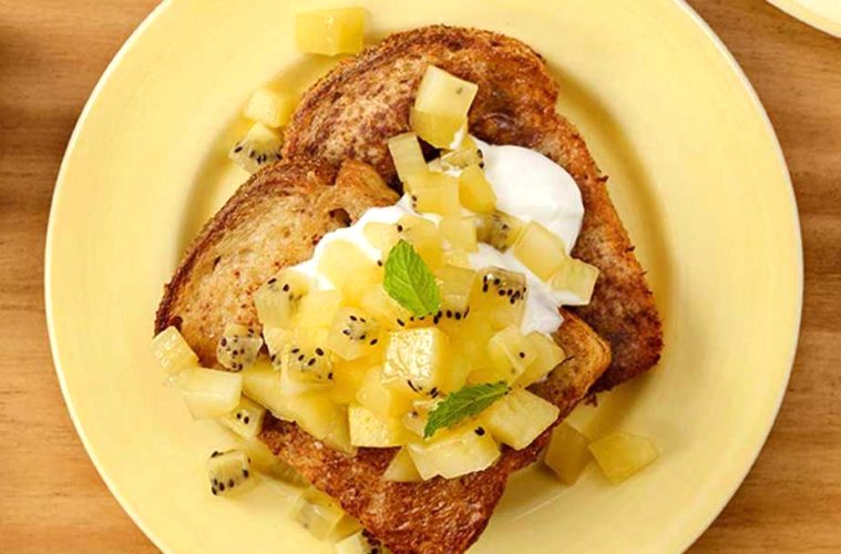 Tostada francesa con kiwi que empieza a madurar