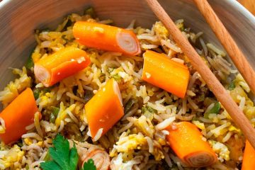Wok de arroz basmati con barritas de surimi y huevo