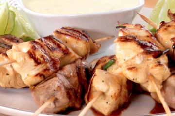 Brochetas de pechuga y lomo con lactonesa de mostaza