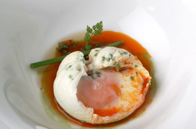 Consomé de jamón con huevo de sobrasada y trufa