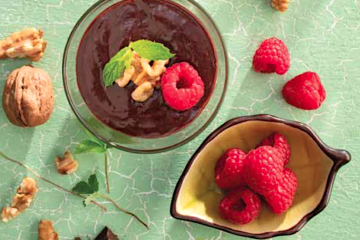 Copa de chocolate, frambuesas y nueces