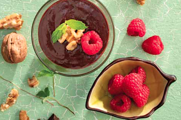 Copa de chocolate, frambuesas y nueces