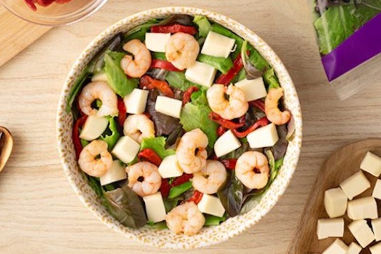 Ensalada templada de piquillos y gambas sobrantes