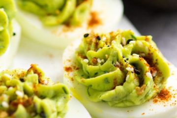 Huevos rellenos de aguacate ya maduro
