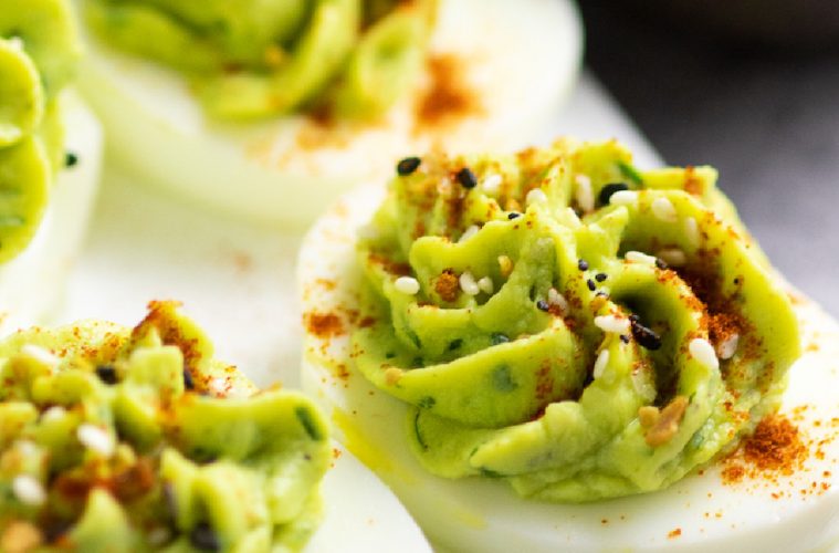 Huevos rellenos de aguacate ya maduro