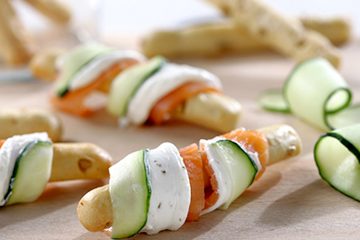Palitos de pepino, salmón y queso crema