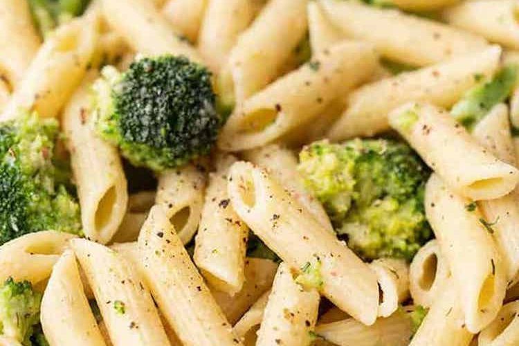 Pasta con sobras de brócoli y piñones