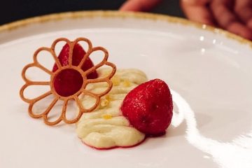 Pastel de cabrales con crujiente de frutos del bosque