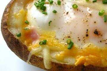 Patatas rellenas con huevo y queso
