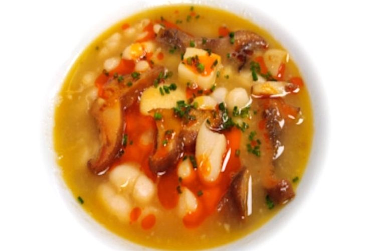 Pochas con níscalos y setas de cardo