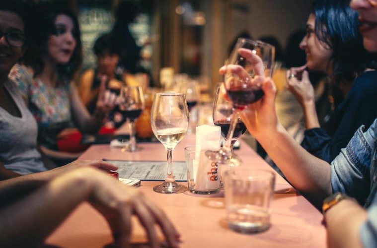 ¿Quién paga la cena de empresa, la empresa o los empleados?
