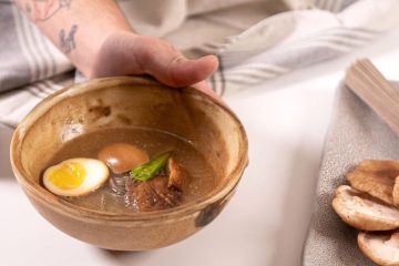 Ramen con caldo thai de atún rojo