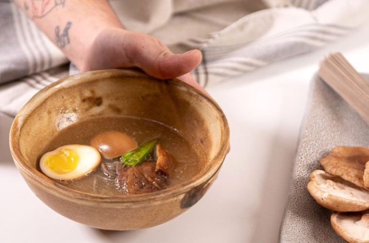 Ramen con caldo thai de atún rojo