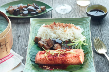 Salmón con salsa gochujang, berenjena y arroz basmati