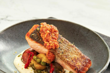 Salmón fresco con salsa romesco y alioli