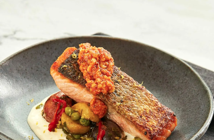 Salmón fresco con salsa romesco y alioli