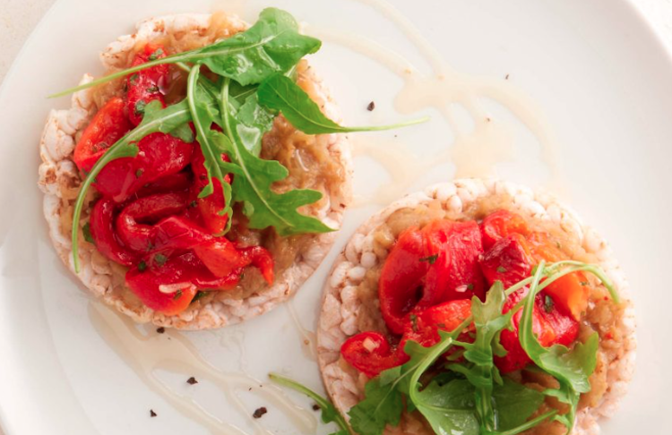 Tortitas de arroz con paté y pimiento rojo