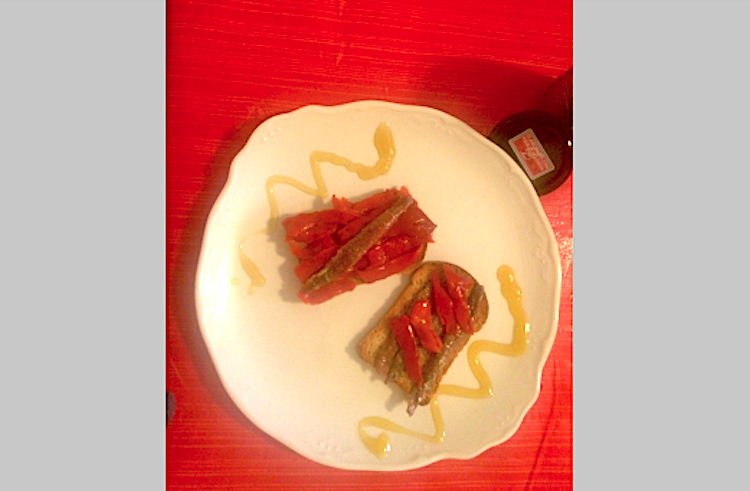 Tostas con anchoas del Cantábrico y pimientos del piquillo