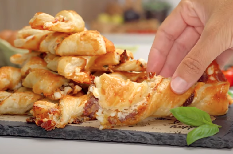 En general llamamos aperitivo a un ligero tentempié que se consume para estimular el apetito, ya sea antes de la comida del mediodía o de la cena, y que suele tener un componente social, de modo que ese momento se comparte con familia o amigos.