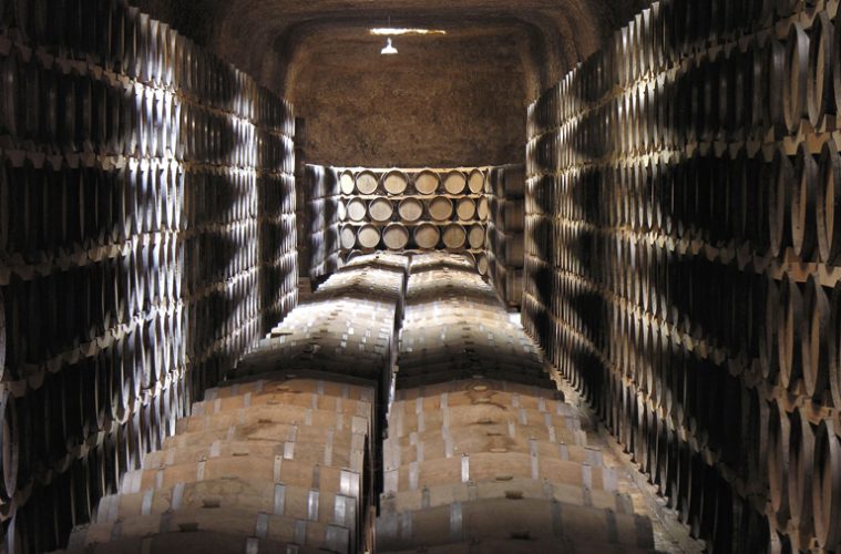 Bodegas, destilerías, chimeneas alcoholeras… el patrimonio industrial como experiencia de viaje diferente