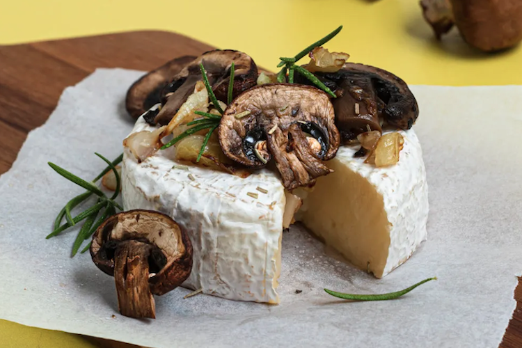 Camembert al horno con champiñones, pimienta y romero