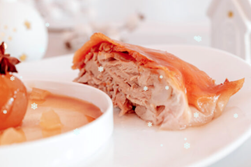 Cochinillo listo para asar con salsa de cava y pera confitada
