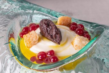 Crema de queso ahumado, caviar de frambuesa y tapenade