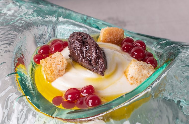 Crema de queso ahumado, caviar de frambuesa y tapenade