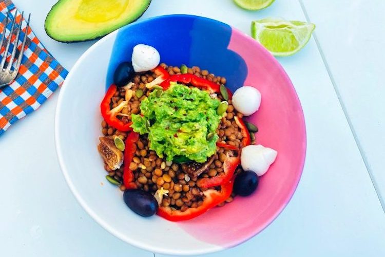 Ensalada de lentejas, aguacate y mozzarella