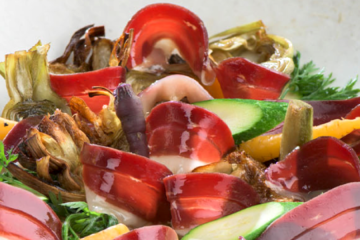 Jamón de pato con láminas de foie y verduras de invierno