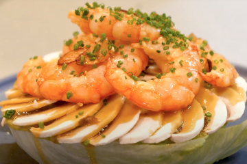 Lechuga iceberg con champiñones y gambas al ajillo