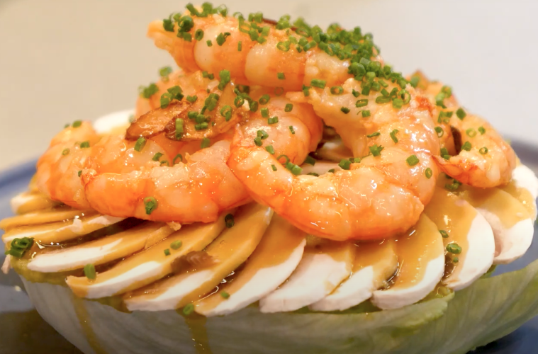 Lechuga iceberg con champiñones y gambas al ajillo