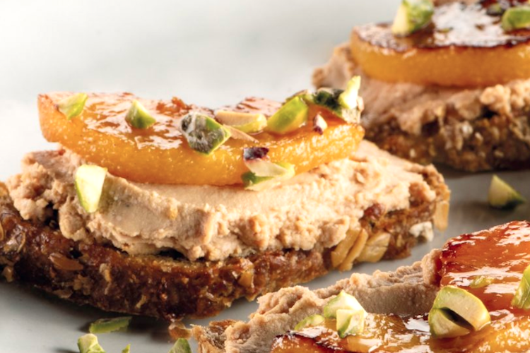 Pan de muesli con foie, mango y pistachos