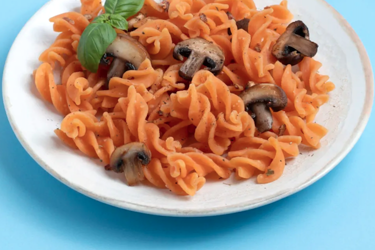 Pasta de lentejas con champiñones y parmesano