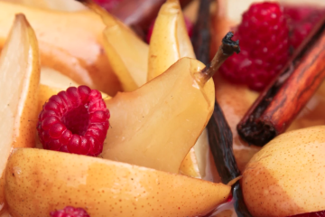 Postre de peras con frambuesas