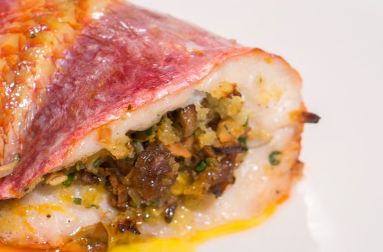 Salmonetes marinados rellenos de picada de anchoas