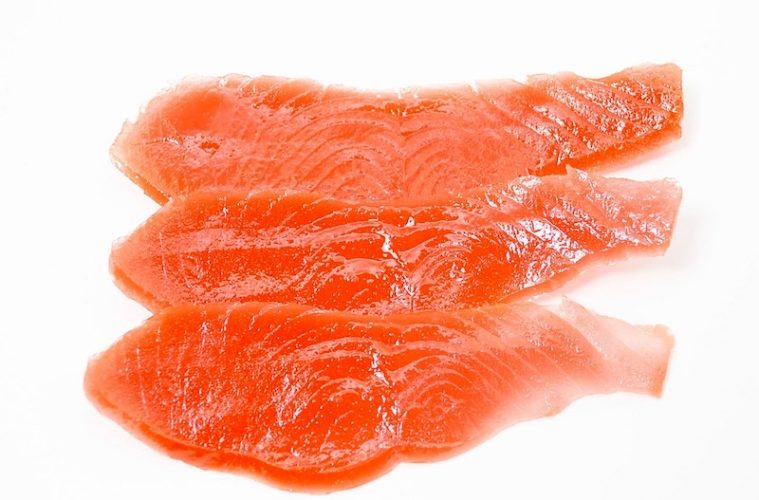 Salmón ahumado casero con piezas de salmón fresco sobrante