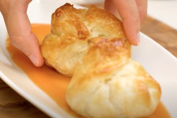 Saquitos de langostinos con salsa de papaya