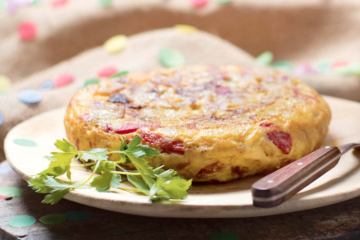 Tortilla de patatas con sobras de un bote de pimientos