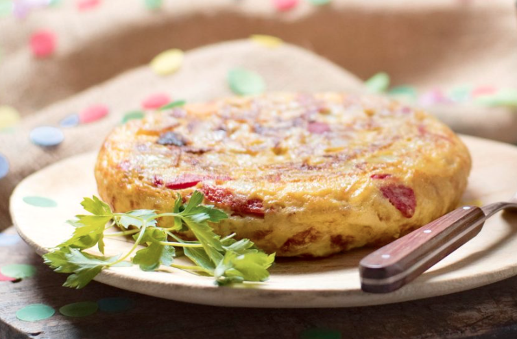 Tortilla de patatas con sobras de un bote de pimientos