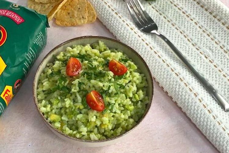 Arroz con aguacate, lima, cilantro y mayonesa