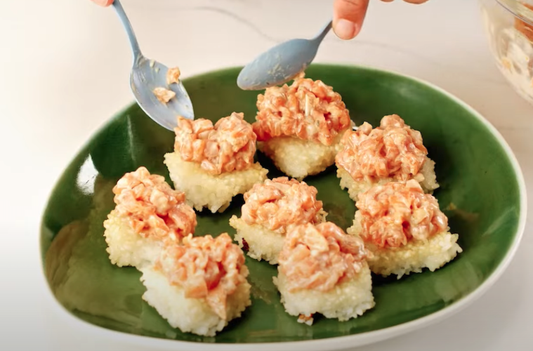Bocaditos de arroz crujiente con tartar de salmón