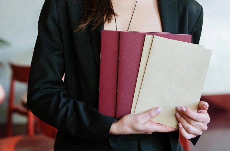 Buscando al mejor profesional de sala revelación 2025