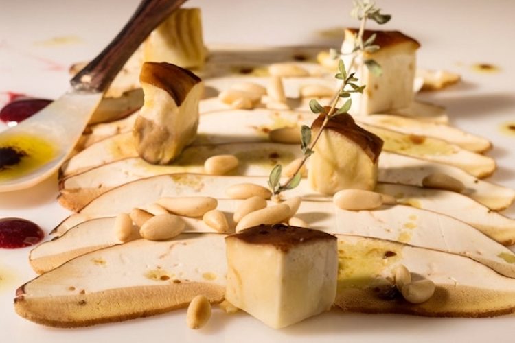 Carpaccio de boletus con vinagreta de piñones