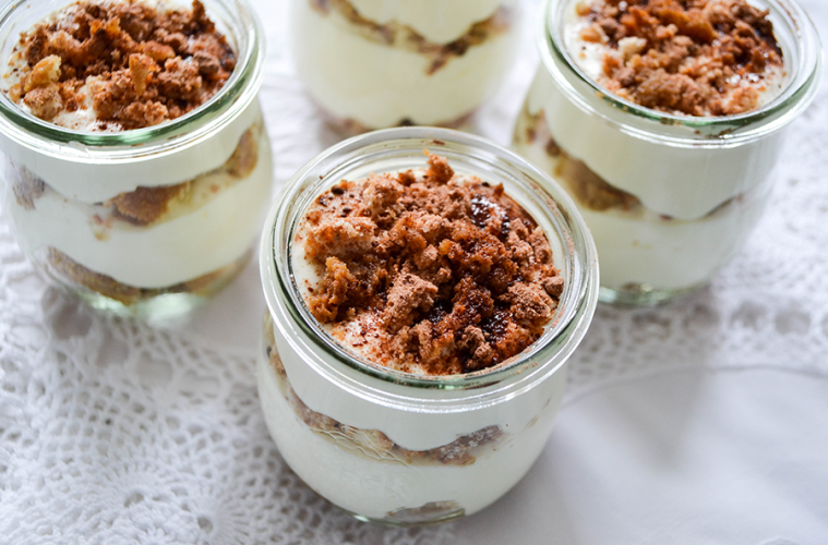 Crema de yogur con turrón de yema tostada sobrante