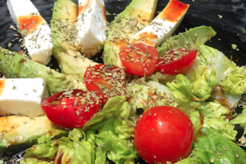 Ensalada de aguacate, queso de cabra y miel de caña