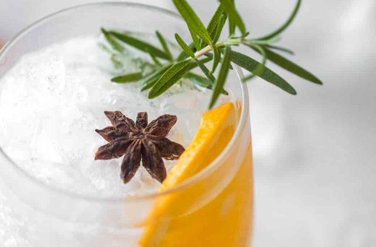 Ginebra aromatizada con pieles de naranja