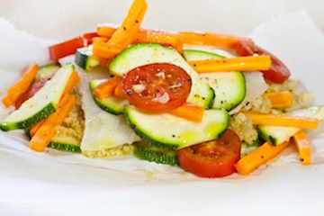 Merluza al horno, en papillote, con verduritas. Foto Pesca España